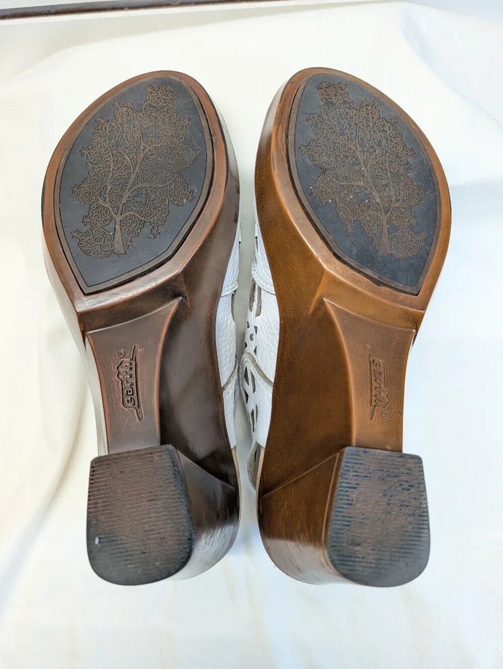 Earth Camellia Metal Stud Cutout Wedge Sandal Shoe - White Leather -Women 7 NWOB